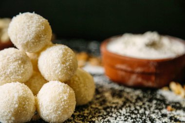 Bir masanın üzerine yığılmış çeşitli yiyecek öğeleri, çeşitli aromalar ve dokular sergiliyor..