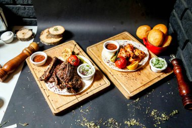 Lezzetli yiyeceklerle dolu birkaç tabak masanın üstüne konur..