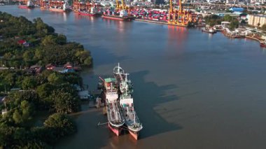 Lojistik endüstrisi veya nakliye sektörü iş konsepti, insansız hava aracı görüntüsü