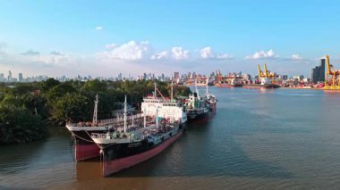 Bangkok 'ta Chao-Stevaya nehrinin yanında bir sürü gemi var.