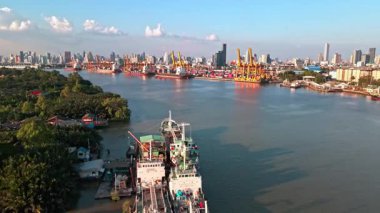 Endüstriyel kap kargo yük gemisi vinç bridge çalışma ile