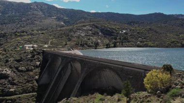 Korsika, Fransa 'da yüksek dağlarla çevrili uçsuz bucaksız bir su kütlesi nefes kesici bir manzara yaratıyor..