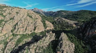 Fransa, Korsika 'nın engebeli dağlarını ve derin vadilerini gösteren yukarıdan bir manzara.