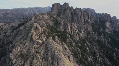 Korsika, Fransa 'da gökyüzüne doğru uzanan devasa bir tepenin havadan görünüşü.