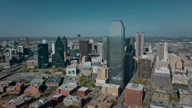 İnsansız hava aracı, çok katlı, modern ticari binalara doğru ilerliyor.