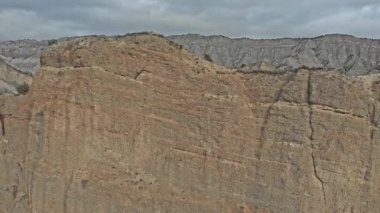 Vashlovani Ulusal Parkı 'ndaki göz kamaştırıcı uçurumlar. Güzel sonbahar ağaçları ve yollar.