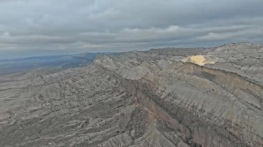 Vashlovani doğa koruma alanlarındaki renkli uçurumların çarpıcı manzarası