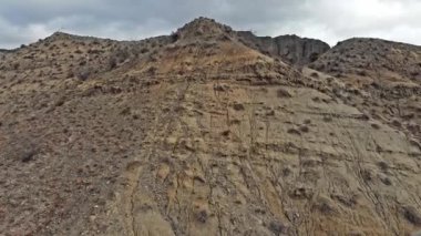 Vashlovani Ulusal Parkı 'ndaki göz kamaştırıcı uçurumlar. Güzel sonbahar ağaçları ve yollar.