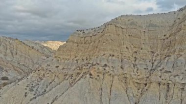 Vashlovani Milli Parkı 'ndaki uçurumun kenarında güzel renkli sonbahar ağaçları var.