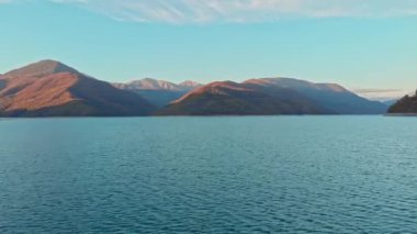Sonbahar günü Zhinvali Barajı. Georgia 'nın güzel doğası.