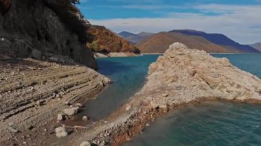 Gürcistan, Kafkasya 'daki Zhinvali barajının kuş bakışı görüntüsü
