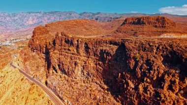 Gran Canaria 'nın dramatik uçurumlarını gösteren nefes kesici hava perspektifi bu İspanyol adasının canlı renklerini ve doğal güzelliğini vurguluyor..