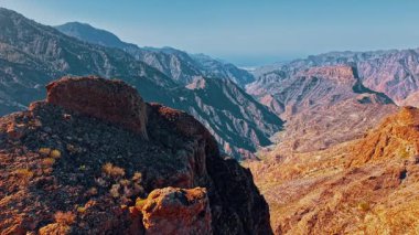 Büyük Kanarya 'nın nefes kesici manzarasını keşfedin. Bir dron İspanya' nın açık mavi gökyüzünün altında engin, engebeli dağları ve derin vadileri yakalar..