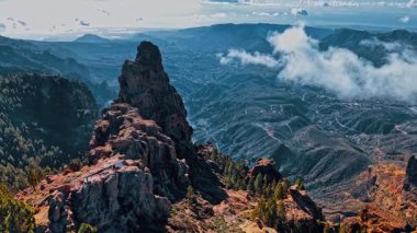 Büyük Kanarya 'nın etkileyici bir hava perspektifi engebeli dağları ve bulutlu gökyüzünün altında yemyeşil vadileri sergiliyor. Doğanın güzelliği İspanya 'da gözler önüne seriliyor.