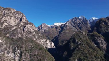 İtalya 'da Como Gölü' ne bakan karla kaplı tepeleri olan görkemli bir dağ sırası.