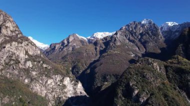 Görkemli Como Gölü ve İtalyan sıradağlarının nefes kesici bir hava perspektifi.