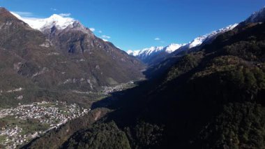 Arka planda görkemli İtalyan Dağları ile Como Gölü 'nün Serene Aerial Manzarası