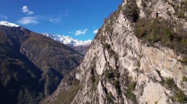 Görkemli Como Gölü ve Çevreleyen Dağlar 'ın nefes kesici hava manzarası