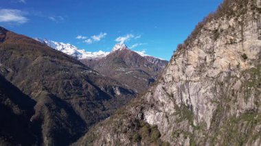 İtalya 'daki Como Gölü' ne bakan görkemli dağ sırasının nefes kesici hava manzarası.