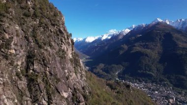 Nefes kesici Como Gölü ve Muhteşem İtalyan Dağları 'nın Görkemli Hava Manzarası