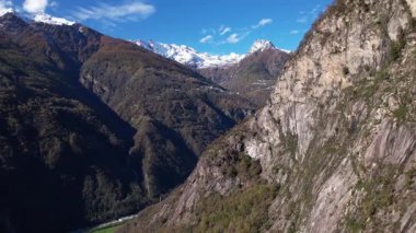 Görkemli Dağları ve İtalya 'da nefes kesen Como Gölü olan Huzurlu bir Vadi