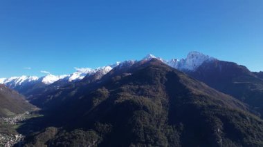 Como Gölü Dağları 'ndaki Karlı Dağların Görkemli Hava Manzarası