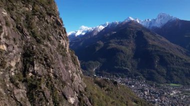 Como Gölü 'nün nefes kesici hava manzarası, görkemli dağları ve güzel şehir manzarası ile İtalya