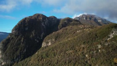 İtalya 'daki Como Gölü' ne bakan nefes kesen sıradağların görkemli kuş bakışı görüntüsü.