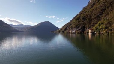 Görkemli Dağlarla çevrili Como Gölü 'nün Huzurlu Manzarası