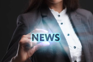 İş, teknoloji, Internet ve ağ kavramı. Geleceğin sanal bir ekranda çalışan genç bir girişimci ve yazıt görür: Haberler