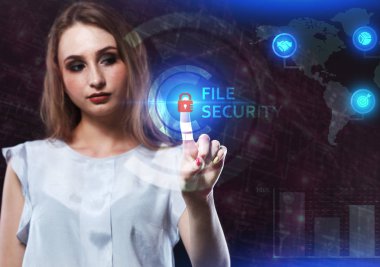 İş, teknoloji, Internet ve ağ kavramı. Geleceğin sanal bir ekranda çalışan genç bir girişimci ve yazıt görür: dosya güvenlik