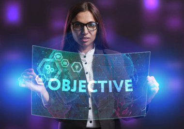 İş, teknoloji, Internet ve ağ kavramı. Geleceğin sanal bir ekranda çalışan genç bir girişimci ve yazıt görür: amaç