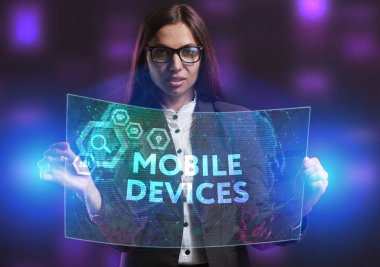 İş, teknoloji, Internet ve ağ kavramı. Geleceğin sanal bir ekranda çalışan genç bir girişimci ve yazıt görür: Mobil cihazlar