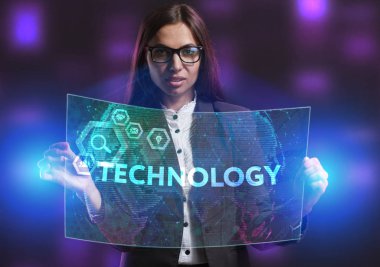 İş, teknoloji, Internet ve ağ kavramı. Geleceğin sanal bir ekranda çalışan genç bir girişimci ve yazıt görür: teknoloji