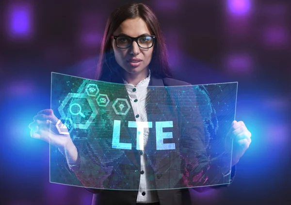 互联网和网络的概念 在未来的虚拟屏幕上工作的年轻企业家 看到题词 Lte — 图库照片