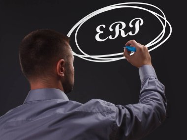 İş, teknoloji, Internet ve ağ kavramı. Genç işadamı gösteren Yazıt: Erp