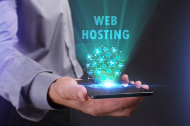 İş, teknoloji, Internet ve ağ kavramı. Geleceğin sanal bir ekranda çalışan genç bir girişimci ve yazıt görür: Web hosting