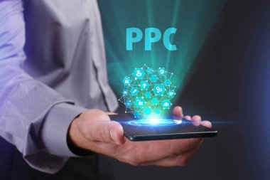 İş, teknoloji, Internet ve ağ kavramı. Geleceğin sanal bir ekranda çalışan genç bir girişimci ve yazıt görür: Ppc