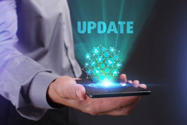 İş, teknoloji, Internet ve ağ kavramı. Geleceğin sanal bir ekranda çalışan genç bir girişimci ve yazıt görür: güncelleştirme