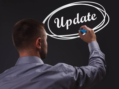 İş, teknoloji, Internet ve ağ kavramı. Genç işadamı gösteren Yazıt: güncelleştirme