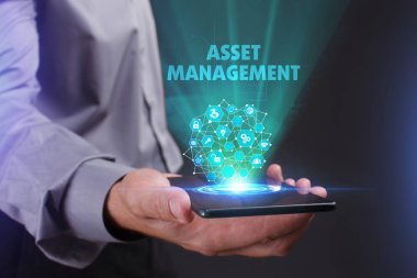 İş, teknoloji, Internet ve ağ kavramı. Geleceğin sanal bir ekranda çalışan genç bir girişimci ve yazıt görür: varlık yönetimi