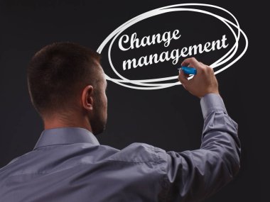 İş, teknoloji, Internet ve ağ kavramı. Genç işadamı gösteren Yazıt: değiştirme yönetimi