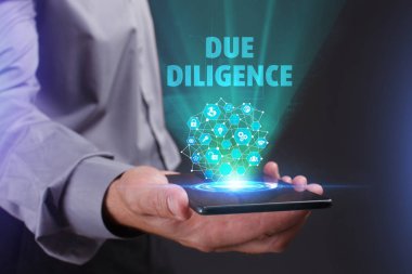 İş, teknoloji, Internet ve ağ kavramı. Geleceğin sanal bir ekranda çalışan genç bir girişimci ve yazıt görür: Due diligence