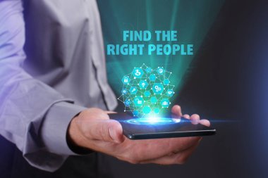 İş, teknoloji, Internet ve ağ kavramı. Geleceğin sanal bir ekranda çalışan genç bir girişimci ve yazıt görür: doğru insanları bul