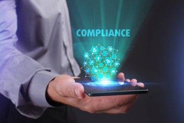 İş, teknoloji, Internet ve ağ kavramı. Geleceğin sanal bir ekranda çalışan genç bir girişimci ve yazıt görür: uyum