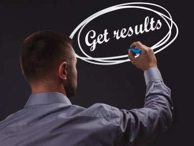 İş, teknoloji, Internet ve ağ kavramı. Genç işadamı gösteren Yazıt: olsun sonuçları