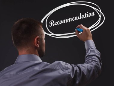 İş, teknoloji, Internet ve ağ kavramı. Genç işadamı gösteren Yazıt: öneri