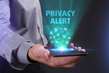 İş, teknoloji, Internet ve ağ kavramı. Geleceğin sanal bir ekranda çalışan genç bir girişimci ve yazıt görür: Gizlilik Uyarısı