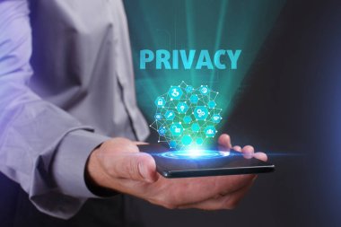 İş, teknoloji, Internet ve ağ kavramı. Geleceğin sanal bir ekranda çalışan genç bir girişimci ve yazıt görür: gizlilik