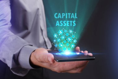 İş, teknoloji, Internet ve ağ kavramı. Geleceğin sanal bir ekranda çalışan genç bir girişimci ve yazıt görür: sermaye varlıkları